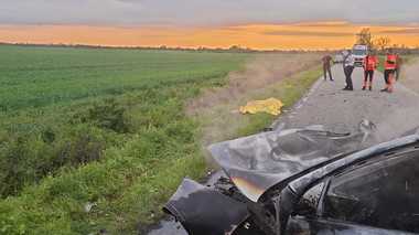 UPDATE - Accident rutier pe un drum din judeţul Timiş, în urma căruia o maşină a luat foc – Şoferul acesteia, găsit inconştient în afara drumului / A fost declarat decedat / Maşina ar fi lovit un copac - FOTO / VIDEO