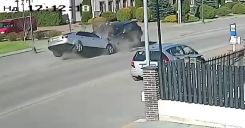 Suceava: Momentul impactului dintre maşina care nu a oprit la semnalele poliţiştilor şi celălalt vehicul, surprins în imagini / Tânărul de 22 de ani are cetăţenie română şi ucraineană / Circula cu viteze ameţitoare / Dosar penal şi amendă – VIDEO
