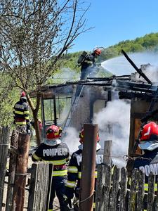 Prahova: Două locuinţe, distruse de un foc lăsat nesupravegheat, în aer liber