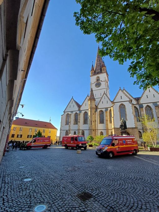 UPDATE - Cel puţin 20 de elevi de la Colegiul Naţional Brukenthal Sibiu acuză mâncărimi la nivelul pielii / 450 de elevi, evaluaţi / Mai multe echipaje la faţa locului / Cinci copii, transportaţi la spital 