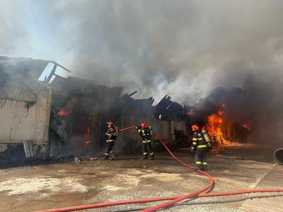 UPDATE - Incendiu la un depozit de materiale electrocasnice, în municipiul Reghin / Degajări mari de fum / Dispozitivul, suplimentat - FOTO / VIDEO 