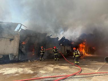 UPDATE - Incendiu la un depozit de materiale electrocasnice, în municipiul Reghin / Degajări mari de fum / Dispozitivul, suplimentat - FOTO / VIDEO 