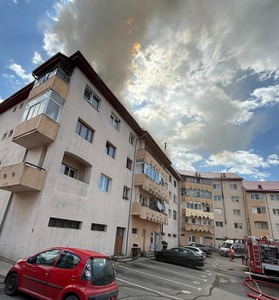 Incendiu de amploare într-un bloc din Horezu, judeţul Vâlcea/ Douăsprezece persoane, majoritatea vârstnici, au fost evacuate - FOTO