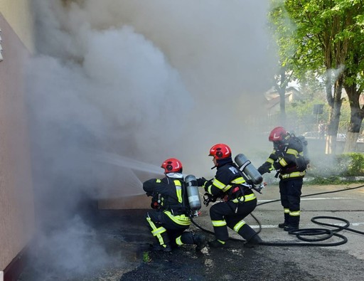 Incendiu cu degajări mari de fum la demisolul unei clădiri de birouri, în Zalău. Mai multe persoane s-au evacuat - VIDEO