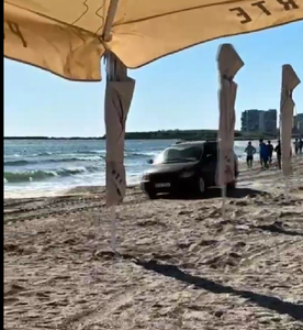 O femeie a intrat cu maşina pe plaja din Mamaia şi apoi a fost tractată cu un tractor / În autoturism se aflau şi doi copii / Scenele au fost filmate şi au apărut în spaţiul public / Poliţiştii fac cercetări – VIDEO