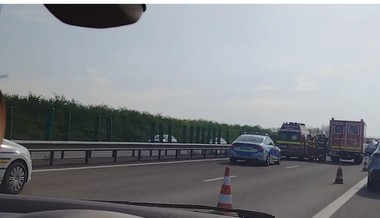 Acccident cu 6 maşini pe A2, sensul spre Constanţa, în zona localităţii Dragalina. Trei persoane necesită îngrijiri medicale la faţa locului - FOTO