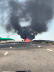 Trafic oprit pe Autostrada Soarelui, în judeţul Călăraşi, după ce o maşină a luat foc / Persoanele din interior au reuşit să se autoevacueze, fără a suferi leziuni - FOTO