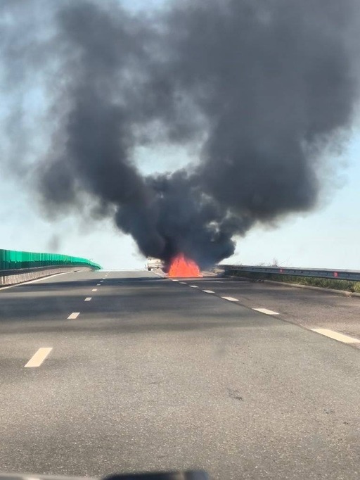 Trafic oprit pe Autostrada Soarelui, în judeţul Călăraşi, după ce o maşină a luat foc / Persoanele din interior au reuşit să se autoevacueze, fără a suferi leziuni - FOTO
