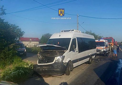 UPDATE - Dâmboviţa - Accident între un autoturism şi un microbuz, pe DN71, la Bâldana. A fost activat Planul roşu de intervenţie - FOTO