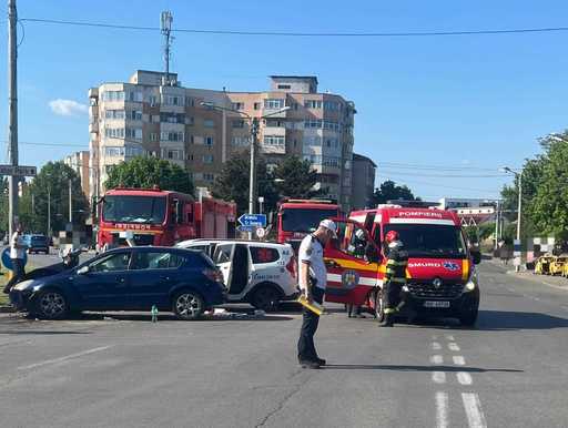Ambulanţă implicată într-un accident rutier pe o stradă din Craiova / Opt persoane au fost rănite în urma evenimentului
