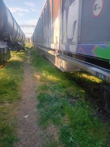 Neamţ: Bărbat cu arsuri, scos de sub un tren, în gara din Roman / Există suspiciunea că s-a electrocutat şi a căzut sub garnitura feroviară 
