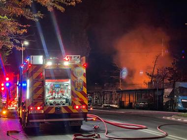 Ilfov - Incendiu puternic în Voluntari, la un restaurant, un service auto şi o vulcanizare în care se aflau depozitate cauciucuri - FOTO