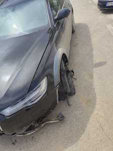 Tânăr şofer, urmărit în trafic de poliţişti din judeţele Suceava şi Iaşi, după o altercaţie cu un bărbat, într-o benzinărie/ El a evitat o dată dispozitivul spike şi a ignorat focurile de avertisment trase de un poliţist/ Tânărul, prins în judeţul Iaşi