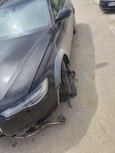 Tânăr şofer, urmărit în trafic de poliţişti din judeţele Suceava şi Iaşi, după o altercaţie cu un bărbat, într-o benzinărie/ El a evitat o dată dispozitivul spike şi a ignorat focurile de avertisment trase de un poliţist/ Tânărul, prins în judeţul Iaşi