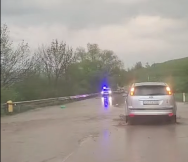 Inundaţii pe DN 11, în judeţul Covasna / Trafic perturbat între localităţile Moacşa şi Cernat - VIDEO