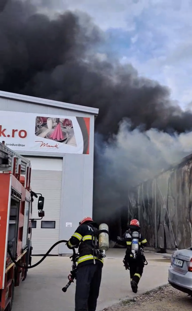 Galaţi: Incendiu, cu degajări mari de fum, la o hală în care sunt depozitate panouri fotovoltaice - VIDEO