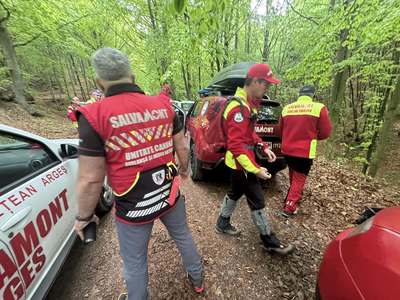 Braşov: Salvatori din trei judeţe, poliţişti şi voluntari au participat la căutarea un bătrân dispărut de două săptămâni în zona localităţilor Codlea şi Holbav/Octogenarul a fost găsit mort
