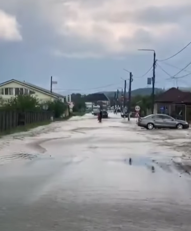 Caraş-Severin: DN 58B, inundat la ieşirea din Bocşa / Trafic blocat / Curţi şi anexe gospodăreşti afectate de viitură – VIDEO