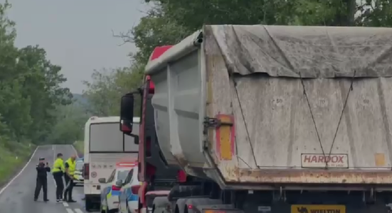 UPDATE - Plan Roşu de Intervenţie în judeţul Tulcea, după un accident în care a fost implicat un autocar cu 20 de persoane şi un TIR / Toate persoanele refuză transportul la spital