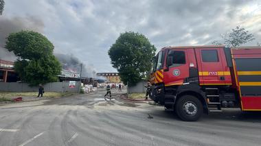 Incendiu la un depozit din Bucureşti. Focul riscă să se extindă la un alt depozit şi la o locuinţă. A fost emis mesaj RO-Alert - FOTO