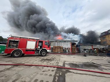 UPDATE - Incendiu la un depozit şi la un service auto din Bucureşti. Focul riscă să se extindă la un alt depozit şi la o locuinţă. A fost emis mesaj RO-Alert/ Probleme din cauza alimentării cu apa din reeaua de hidranţi / O şcoală a fost închisă - FOTO