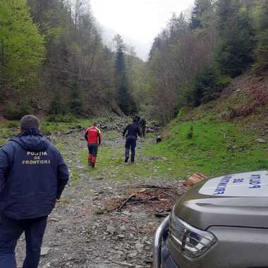 Maramureş: Patru ucraineni, recuperaţi de pe munte de salvamontişti şi poliţişti de frontieră