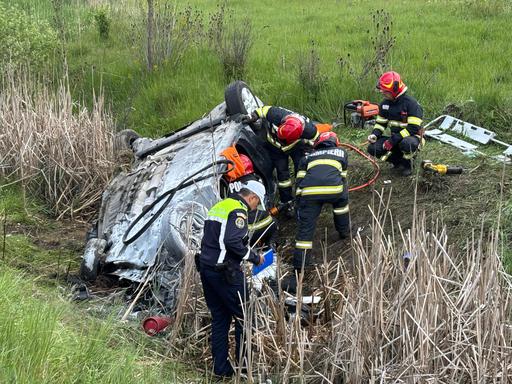 UPDATE - Cluj: Patru persoane, încarcerate după un accident în care au fost implicate o basculantă şi un autoturism/ Două victime au murit, alte două fiind în stare gravă/ Traficul pe DN 1F, blocat complet