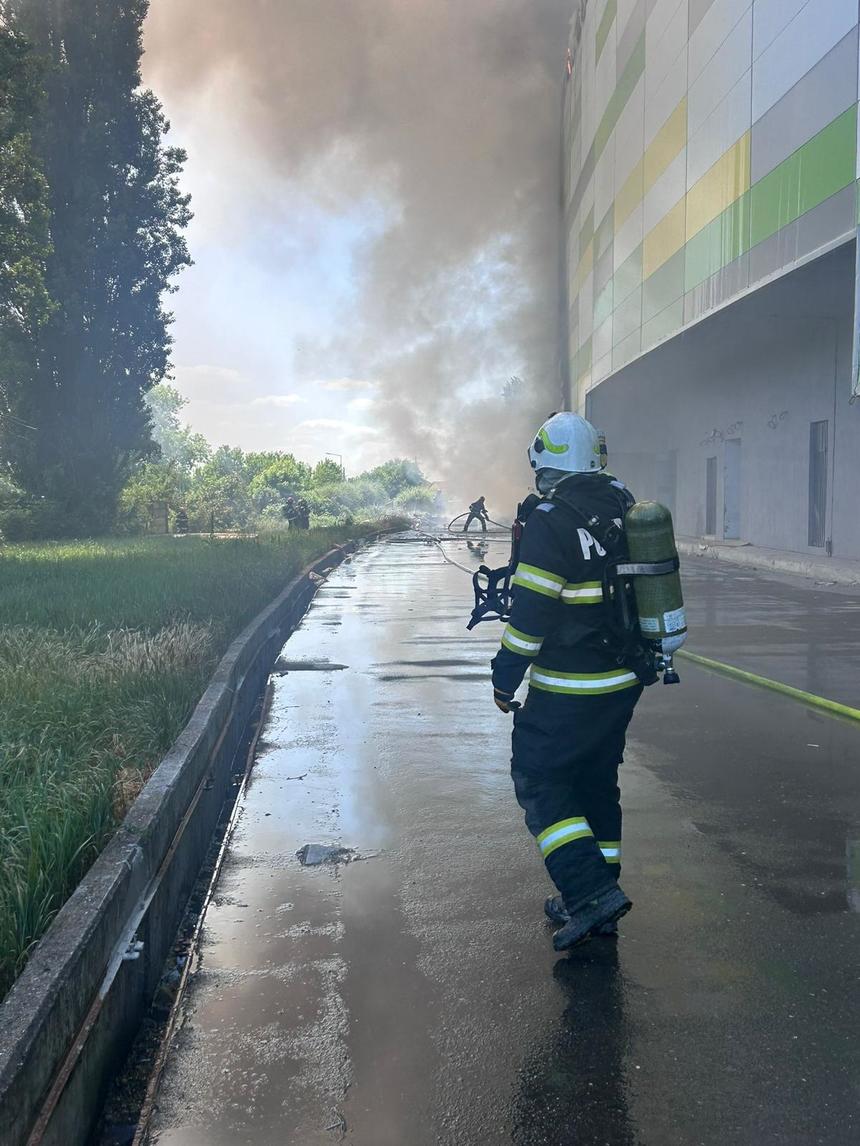Incendiu în curtea unui centru comercial aflat în renovare, din municipiul Arad. A fost transmis mesaj Ro-Alert - FOTO, VIDEO
