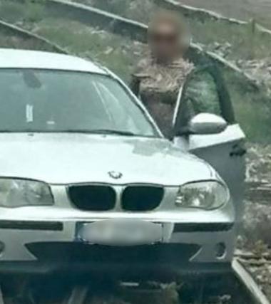 O femeie a blocat circulaţia feroviară după ce a ajuns cu maşina pe calea ferată din Eforie Nord / Ea avea o concentraţie de 1,64 mg/litru alcool pur în aerul expirat/ Nimeni nu a fost rănit în urma incidentului