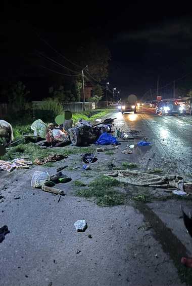 Neamţ: Patru persoane, printre care şi trei copii, au fost rănite după ce căruţa în care se aflau a fost lovită de o maşină - FOTO