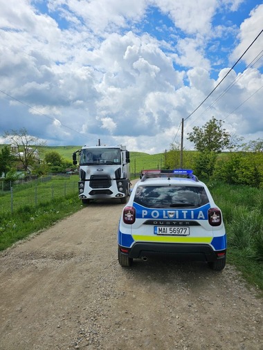 Cluj: O femeie şi un copil au murit după ce au căzut dintr-o căruţă, fiind loviţi apoi de un camion