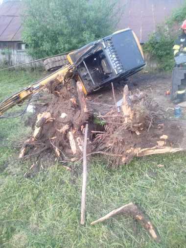 Suceava: Bărbat rănit după ce şi-a prins piciorul sub cabina unui excavator care s-a răsturnat