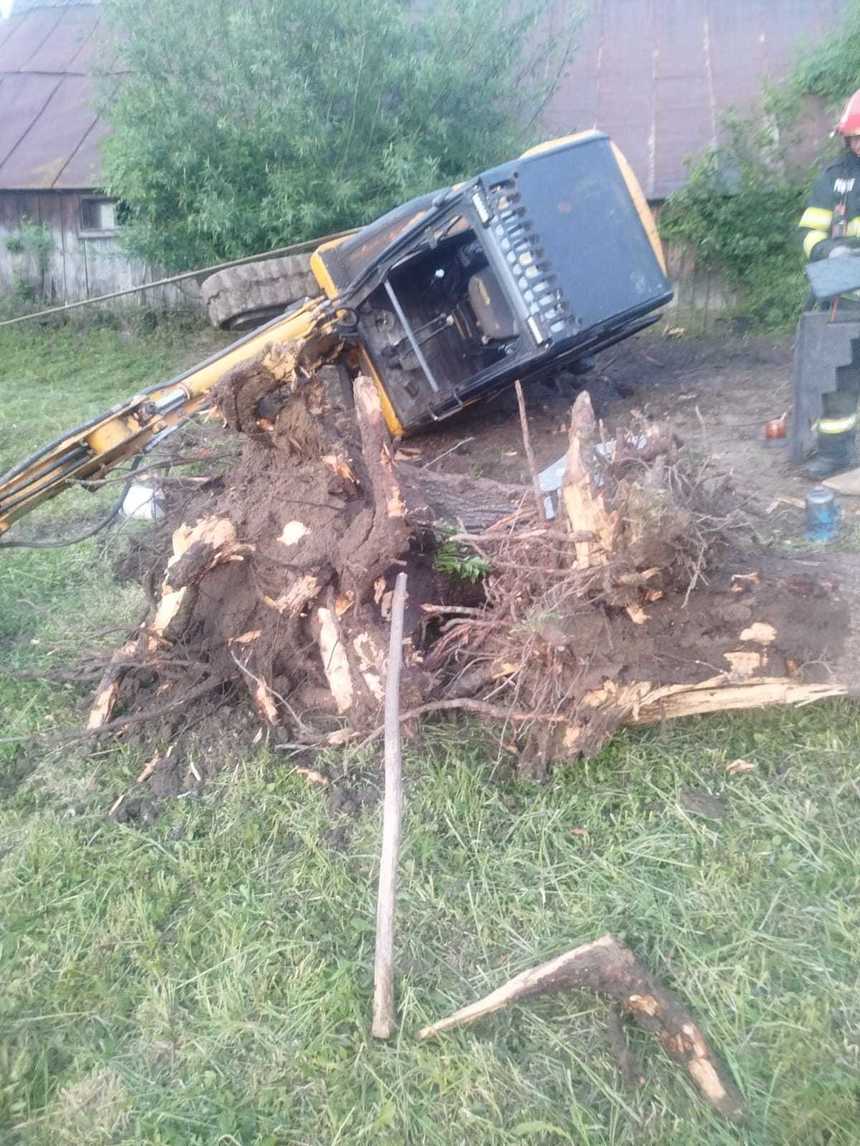 Suceava: Bărbat rănit după ce şi-a prins piciorul sub cabina unui excavator care s-a răsturnat