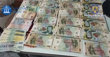 Doi angajaţi ai unei instituţii din Piteşti, suspectaţi că şi-au însuşit o mare parte din sumele aflate în parcometrele din municipiu/ Şase percheziţii au avut loc în acest dosar, fiind găsite importante sume de bani - VIDEO