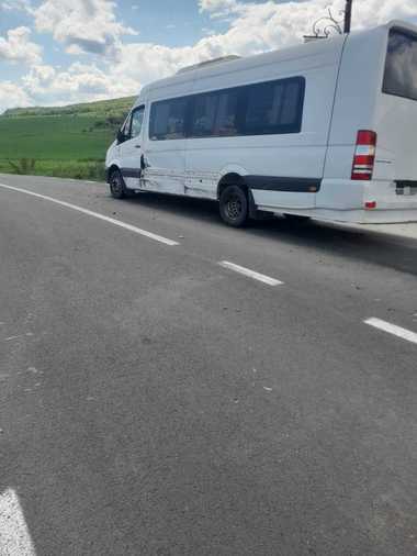 UPDATE - Alba: Microbuz şcolar în care se aflau 14 copii, implicat într-un accident rutier, la ieşirea din Blaj/ Un copil de patru ani a fost rănit uşor