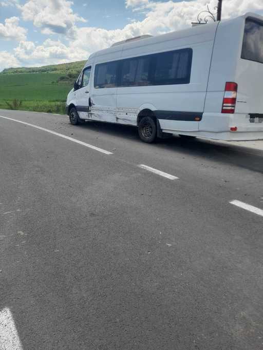 UPDATE - Alba: Microbuz şcolar în care se aflau 14 copii, implicat într-un accident rutier, la ieşirea din Blaj/ Un copil de patru ani a fost rănit uşor