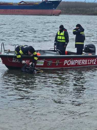 Accident naval pe Dunăre, în judeţul Dolj/ IGSU: Ar fi fost implicate două ambarcaţiuni mici şi o barjă/ O persoană ar fi fost scoasă la mal de oameni, de alte două nu se ştie nimic