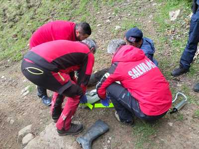 Maramureş: Intervenţie a Salvamont pentru recuperarea unui bărbat accidentat într-o zonă împădurită şi greu accesibilă