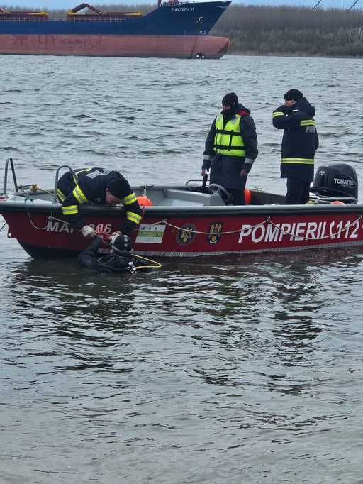 Poliţia Dolj, despre accidentul naval: Două ambarcaţiuni de pescari au intrat în coliziune cu o navă / Doi bărbaţi – de 34 şi 46 de ani - sunt daţi în continuare dispăruţi