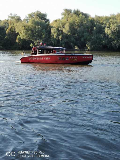 Dolj: O ambarcaţiune implicată în accidentul naval, găsită la cinci kilometri de locul evenimentului/ Cei doi bărbaţi aflaţi în barcă sunt în continuare dispăruţi şi au loc ample activităţi de căutare a lor - VIDEO