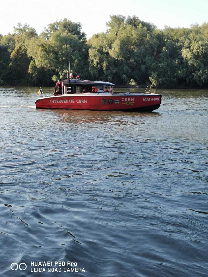 Dolj: O ambarcaţiune implicată în accidentul naval, găsită la cinci kilometri de locul evenimentului/ Cei doi bărbaţi aflaţi în barcă sunt în continuare dispăruţi şi au loc ample activităţi de căutare a lor - VIDEO