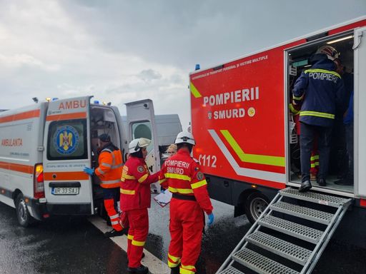 UPDATE - Planul Roşu de Intervenţie, activat în judeţul Arad după un accident în care au fost implicate un microbuz de persoane şi unul de marfă/ 11 persoane, rănite/ Unul dintre şoferi, transportat la spital - FOTO, VIDEO