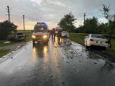 Timiş: O femeie a murit, iar alte patru persoane, între care doi copii, au fost rănite, după un accident în care au fost implicate două autoturisme