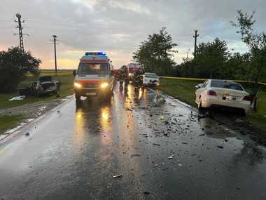 Timiş: O femeie a murit, iar alte patru persoane, între care doi copii, au fost rănite, după un accident în care au fost implicate două autoturisme