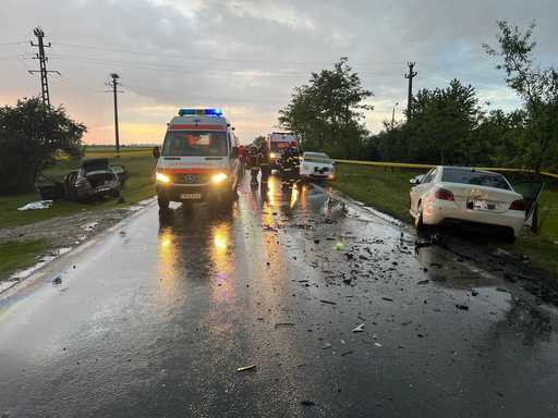 UPDATE - Timiş: O femeie a murit, iar alte patru persoane, între care doi copii, au fost rănite, după un accident în care au fost implicate două autoturisme
