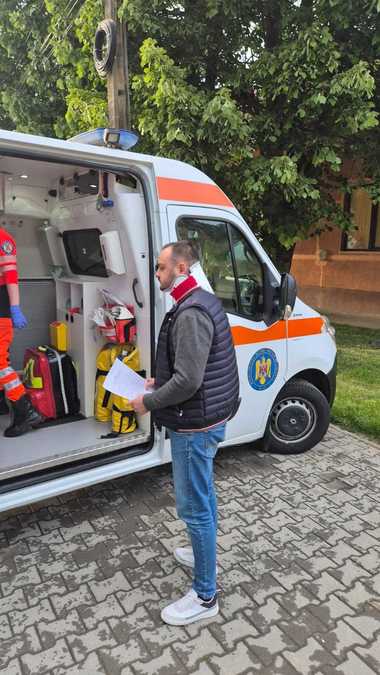 Un primar din Timiş a fost lovit în cap cu o sticlă în urma unor neînţelegeri legate de o păşune/ A intervenit un echipaj medical