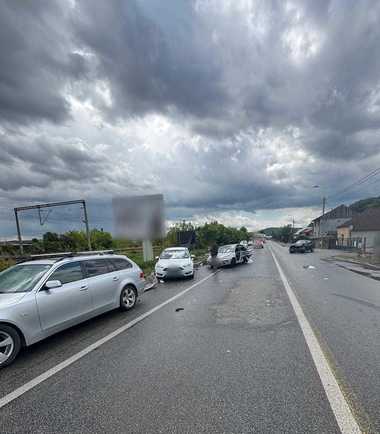 Cluj: O tânără de 18 ani, grav rănită în urma unui accident în care au fost implicate patru autovehicule/ Alte două persoane, transportate la spital