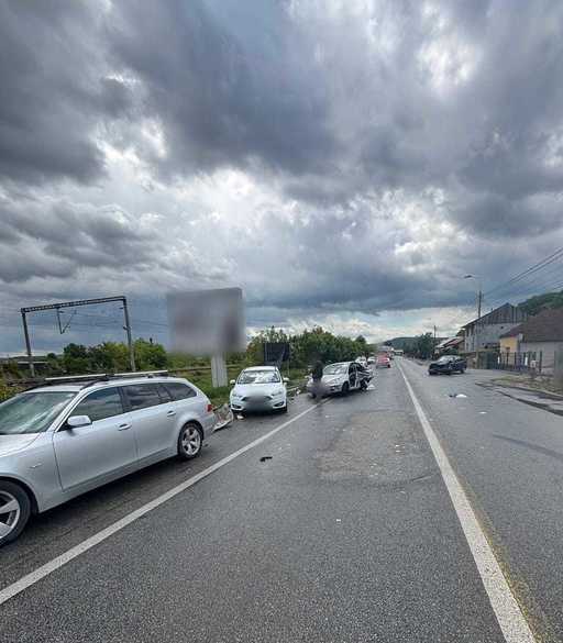 Cluj: O tânără de 18 ani, grav rănită în urma unui accident în care au fost implicate patru autovehicule/ Alte două persoane, transportate la spital