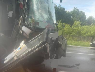 Argeş: Autocar în care se aflau zeci de pasageri, implicat într-un accident rutier pe DN7