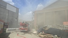 Intervenţie a pompierilor pentru stingerea unui incendiu izbucnit la o hală din Sectorul 3 al Capitalei/ Risc de extindere a focului la altă hală/ Mesaj Ro-Alert din cauza degajărilor mari de fum/ Locatarii, sfătuiţi să închidă uşile şi ferestrele - FOTO